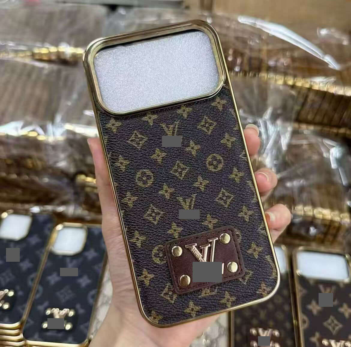 スマホケース  高級感メッキ加工ラージウィンドウスマホケース  ダブルV  耐衝撃・防振性能に優れ、高級感あふれるスマホケースで、iPhone12~17 に対応