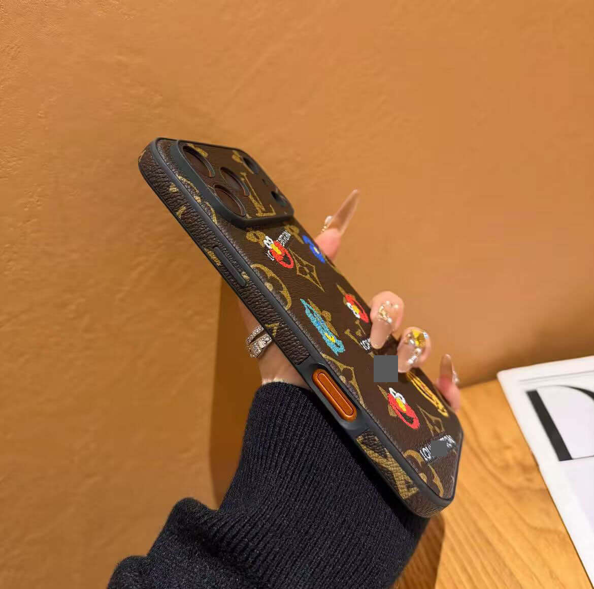 スマホケース  高級感  ダブルV  耐衝撃・防振性能に優れ、高級感あふれるスマホケースで、iPhone12~17 に対応