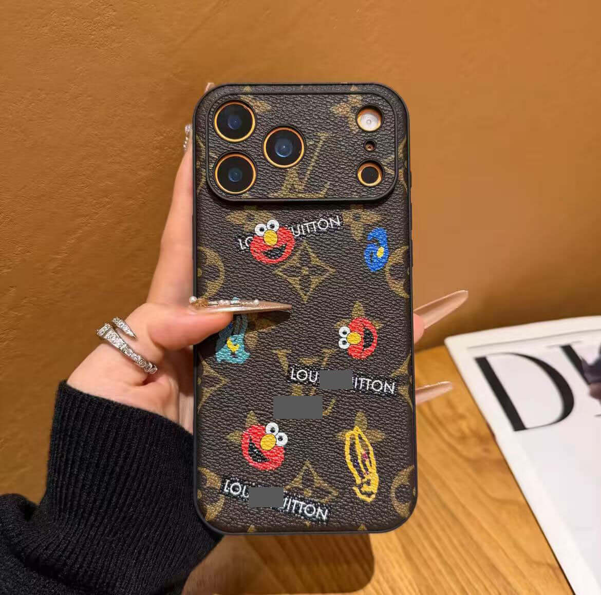 スマホケース  高級感  ダブルV  耐衝撃・防振性能に優れ、高級感あふれるスマホケースで、iPhone12~17 に対応