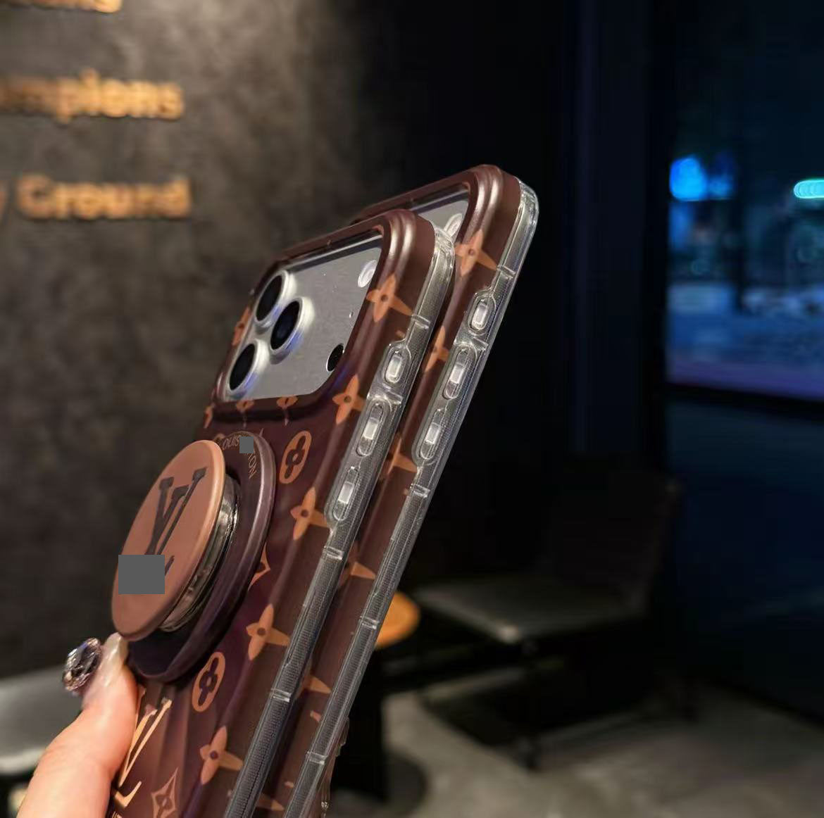 スマホケース  高級感マグネット式スマホケース  マグネットスタンド付き  ダブルV  耐衝撃・防振性能に優れ、高級感あふれるスマホケースで、iPhone14~17 に対応