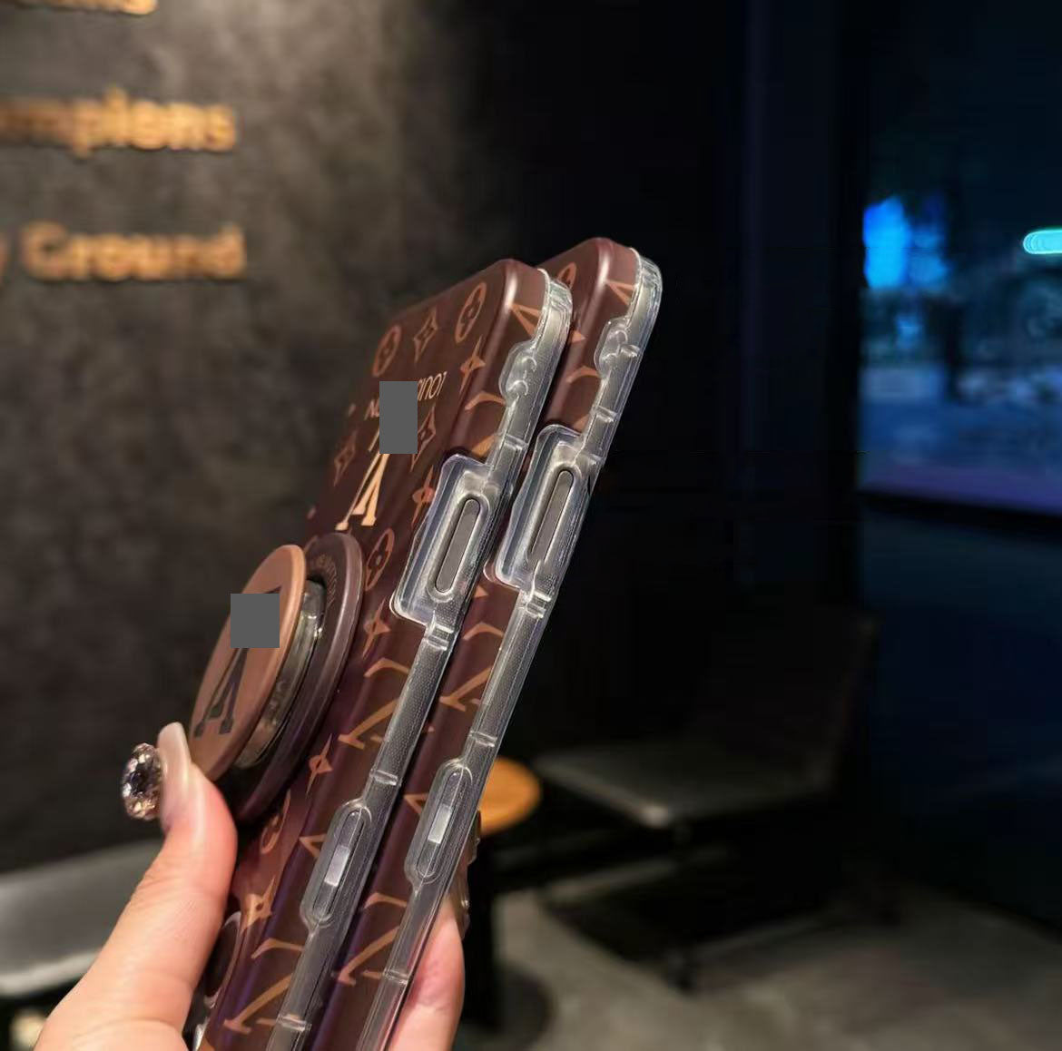 スマホケース  高級感マグネット式スマホケース  マグネットスタンド付き  ダブルV  耐衝撃・防振性能に優れ、高級感あふれるスマホケースで、iPhone14~17 に対応