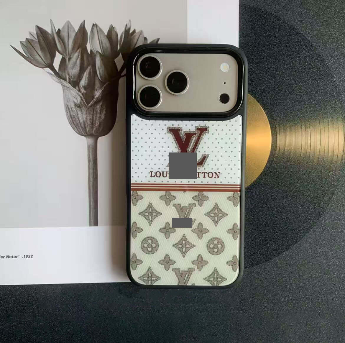#35スマホケース    耐衝撃・防振性能に優れ、高級感あふれるスマホケースで、iPhone15~17 に対応