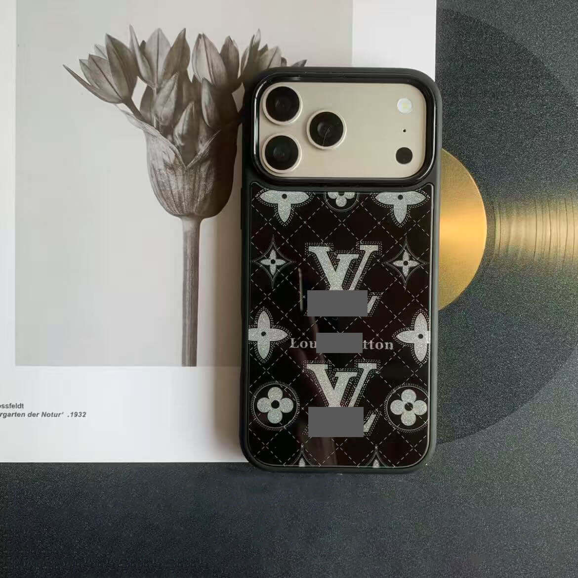 #35スマホケース    耐衝撃・防振性能に優れ、高級感あふれるスマホケースで、iPhone15~17 に対応