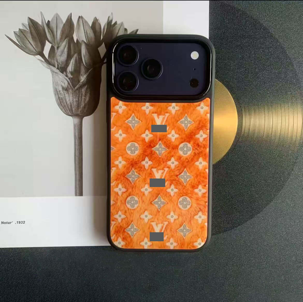 #35スマホケース    耐衝撃・防振性能に優れ、高級感あふれるスマホケースで、iPhone15~17 に対応