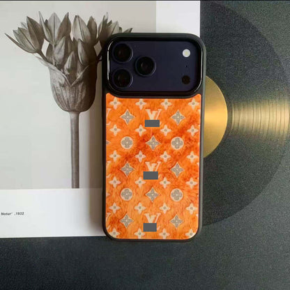 #35スマホケース    耐衝撃・防振性能に優れ、高級感あふれるスマホケースで、iPhone15~17 に対応