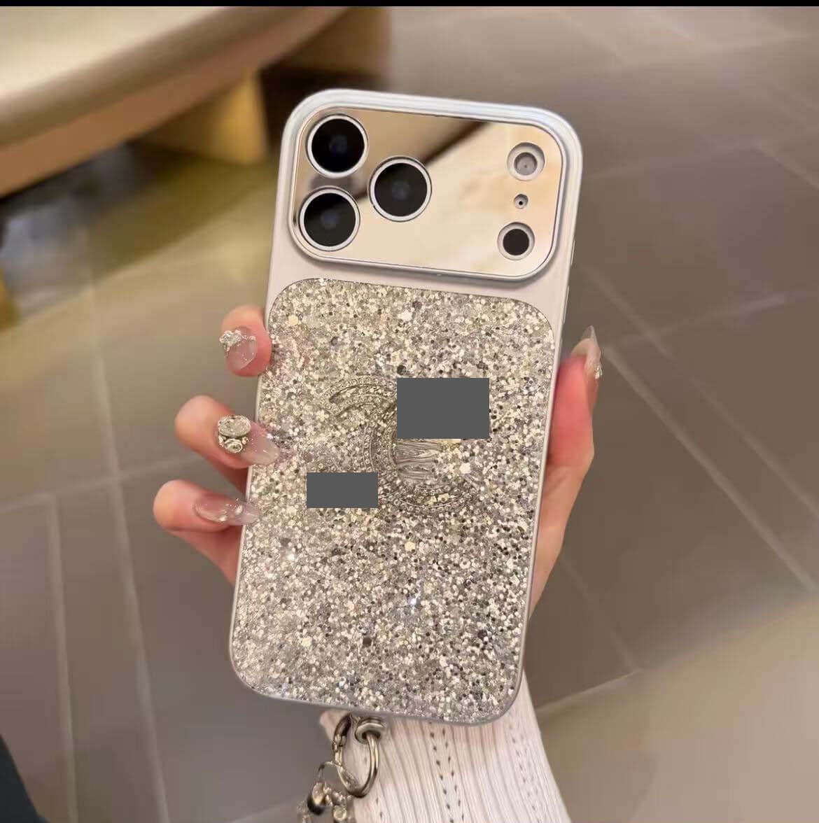 スマホケース  高級感キラキラグリッタースマホケース  ダブルC  耐衝撃・防振性能に優れ、高級感あふれるスマホケースで、iPhone14~17 に対応