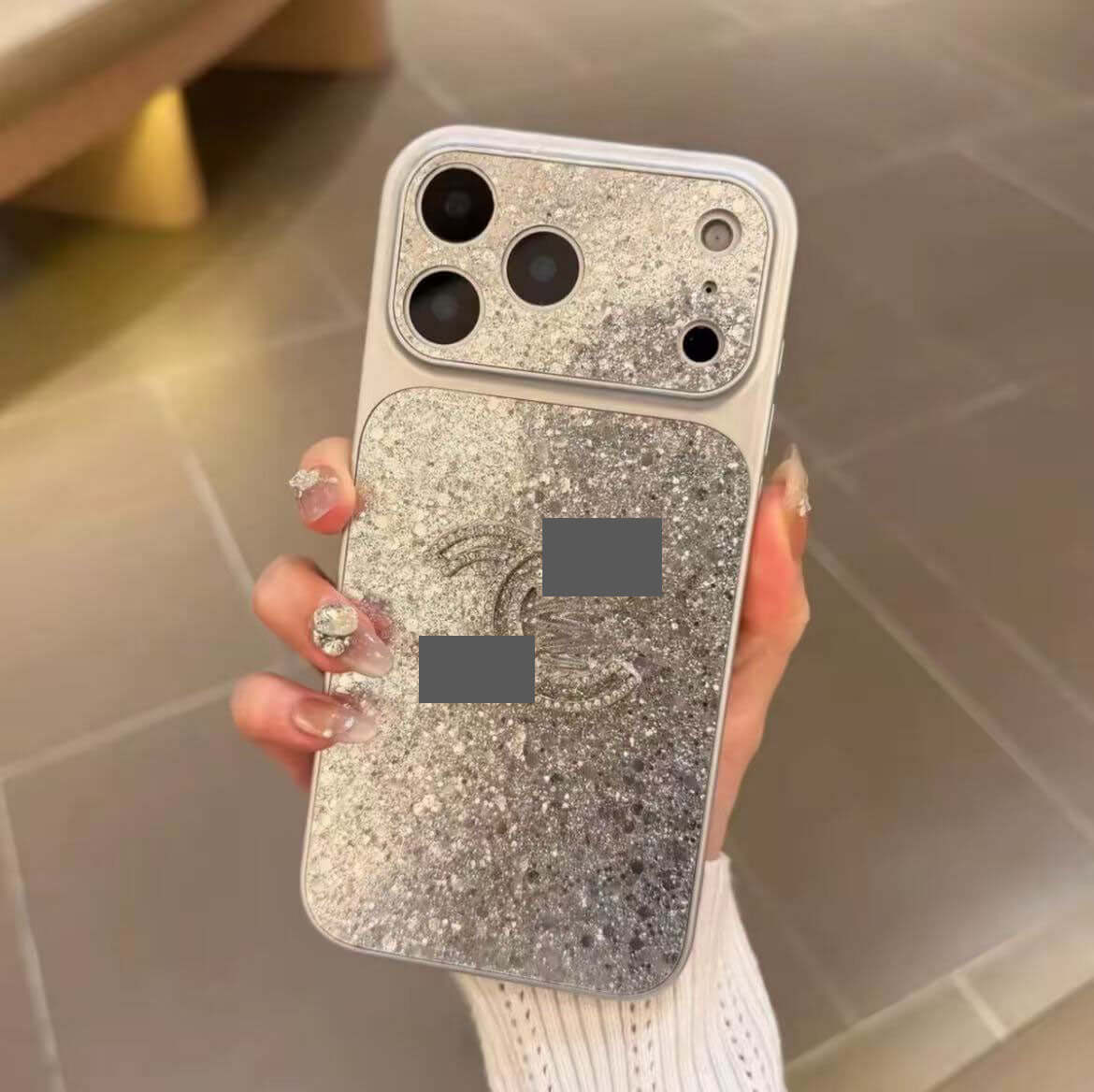 スマホケース  高級感キラキラグリッタースマホケース  ダブルC  耐衝撃・防振性能に優れ、高級感あふれるスマホケースで、iPhone14~17 に対応