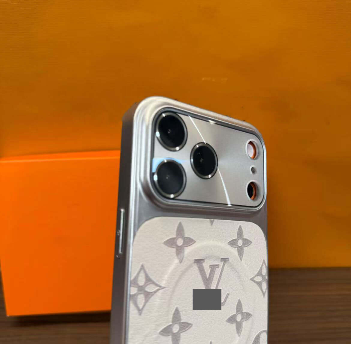 スマホケース  高級感マグネット式スマホケース  ダブルV  耐衝撃・防振性能に優れ、高級感あふれるスマホケースで、iPhone13~17 に対応