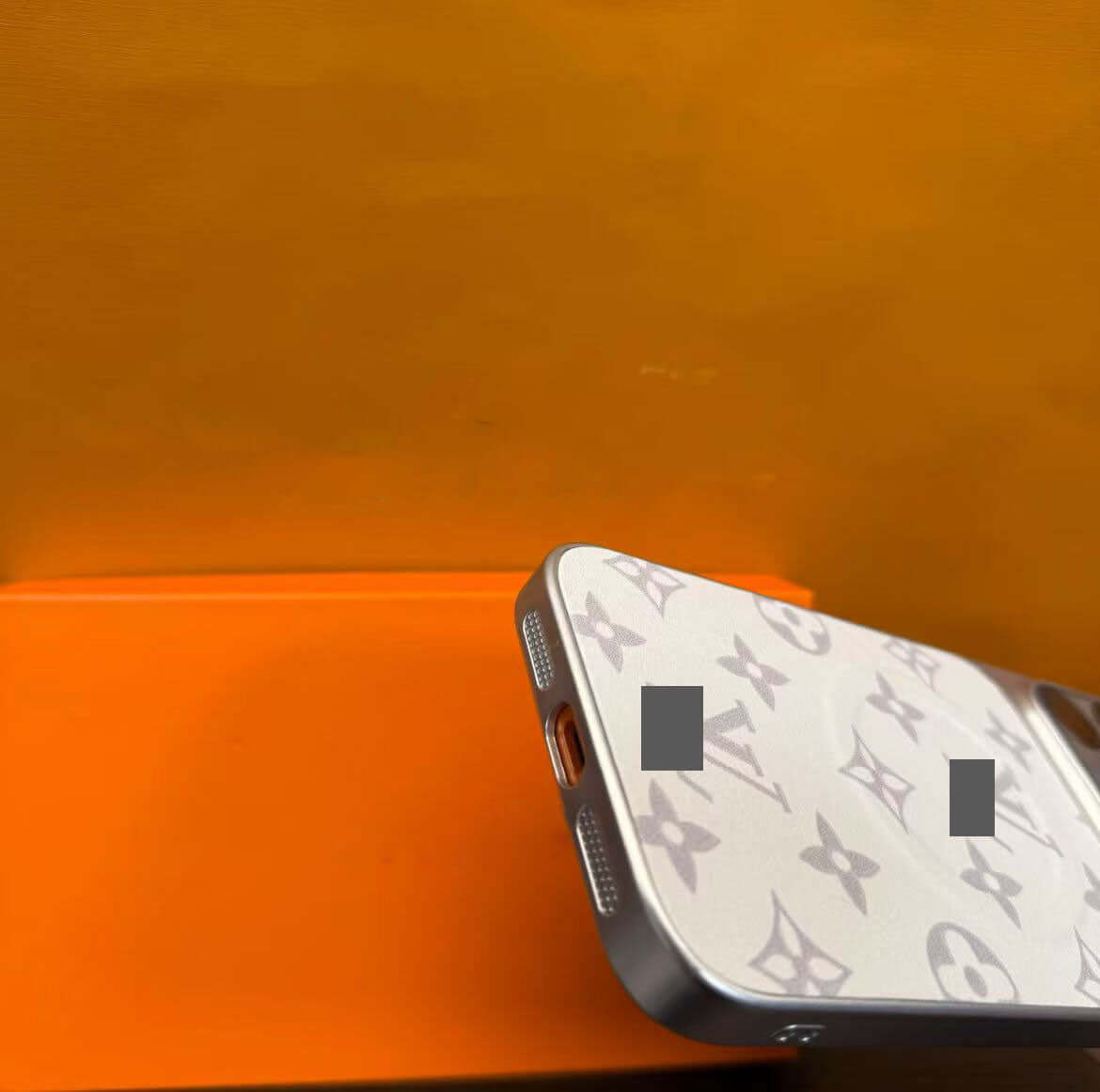 スマホケース  高級感マグネット式スマホケース  ダブルV  耐衝撃・防振性能に優れ、高級感あふれるスマホケースで、iPhone13~17 に対応