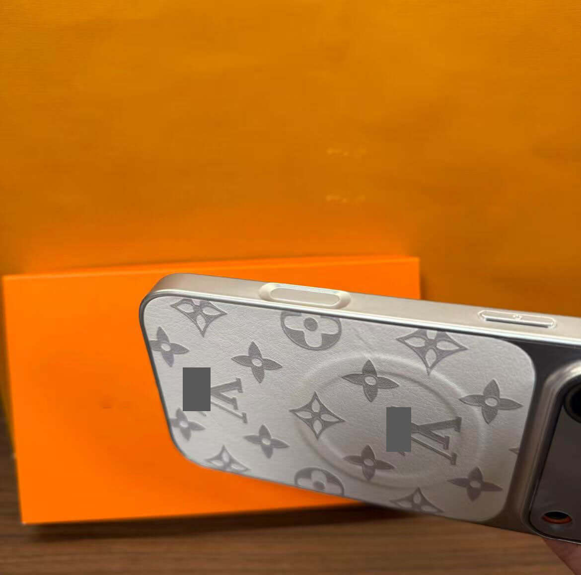 スマホケース  高級感マグネット式スマホケース  ダブルV  耐衝撃・防振性能に優れ、高級感あふれるスマホケースで、iPhone13~17 に対応