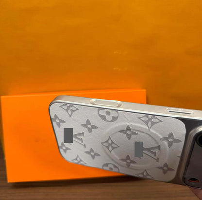 スマホケース  高級感マグネット式スマホケース  ダブルV  耐衝撃・防振性能に優れ、高級感あふれるスマホケースで、iPhone13~17 に対応