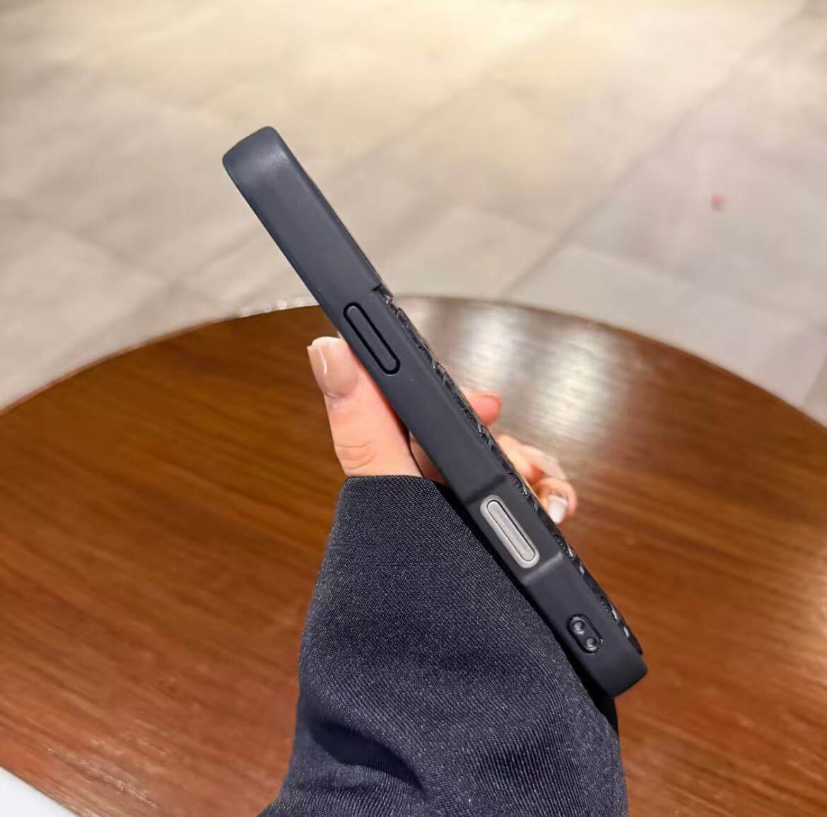 #34  スマホケース  編み目柄スマホケース   耐衝撃・防振性能に優れ、iPhone13-17 に対応