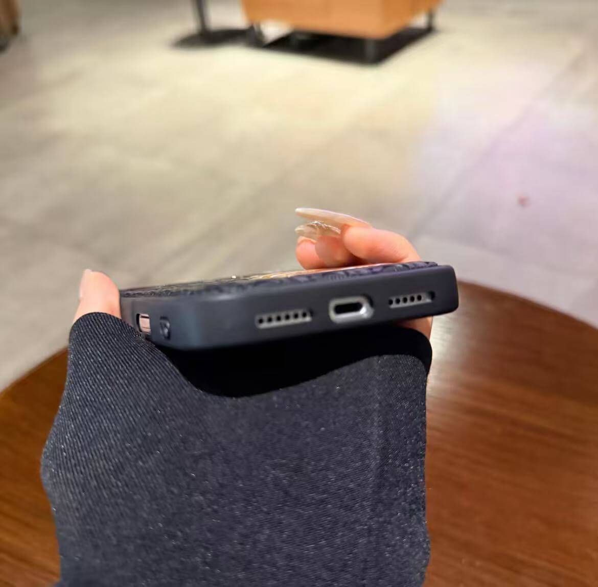 #34  スマホケース  編み目柄スマホケース   耐衝撃・防振性能に優れ、iPhone13-17 に対応