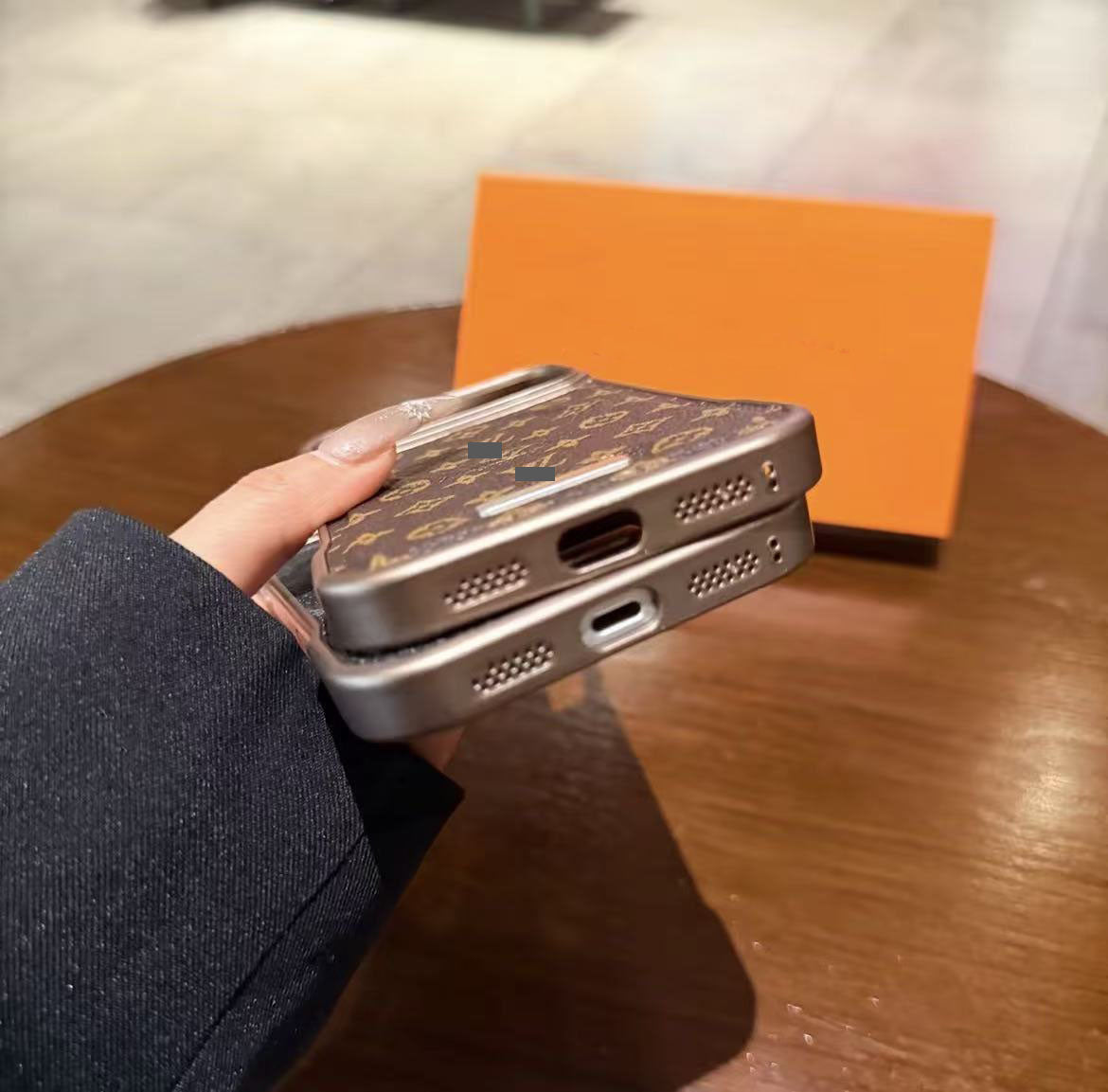 #M02  スマホケース  レザー製 マグネットスマホケース   耐衝撃・防振性能に優れ、iPhone に対応