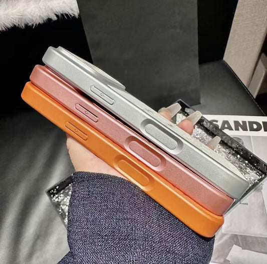 #33スマホケース     耐衝撃・防振性能に優れ、高級感あふれるスマホケースで、iPhone13-17 に対応