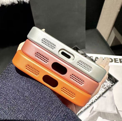 #33スマホケース     耐衝撃・防振性能に優れ、高級感あふれるスマホケースで、iPhone13-17 に対応