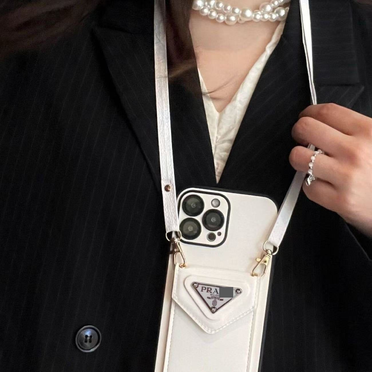 スマホケース    高級感カードホルダー付き且つストラップ付き且つレンズ保護機能付きのスマホケース  ダブルPRA**  耐衝撃・防振性能に優れ、高級感あふれるスマホケースで、iPhone12-17 に対応