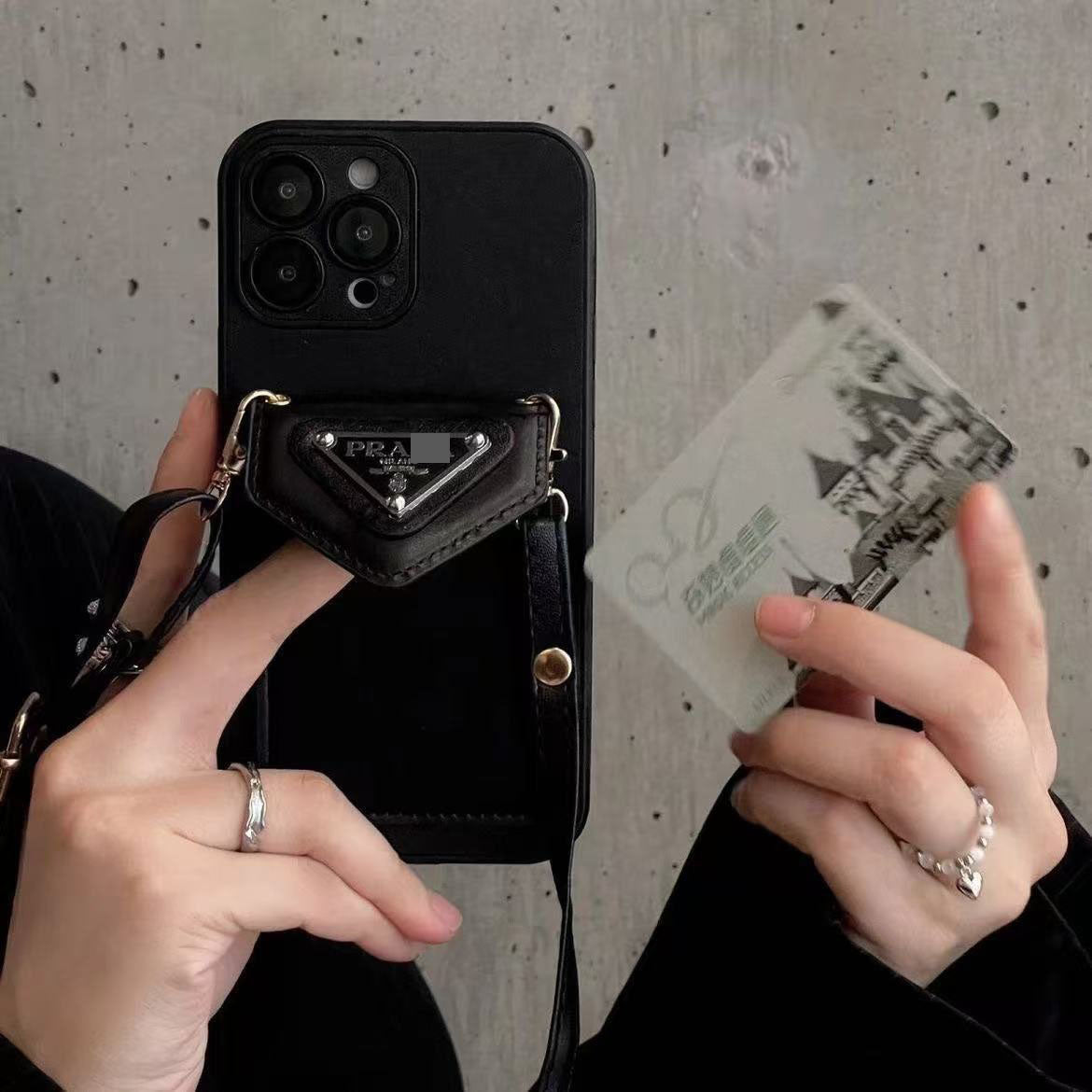 スマホケース    高級感カードホルダー付き且つストラップ付き且つレンズ保護機能付きのスマホケース  ダブルPRA**  耐衝撃・防振性能に優れ、高級感あふれるスマホケースで、iPhone12-17 に対応