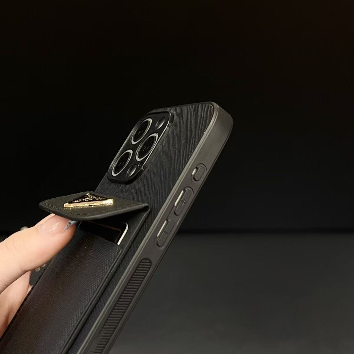 #239  スマホケース    高級感カード収納機能付きスマホケース    耐衝撃・防振性能に優れ、高級感あふれるスマホケースで、iPhone12-17 に対応