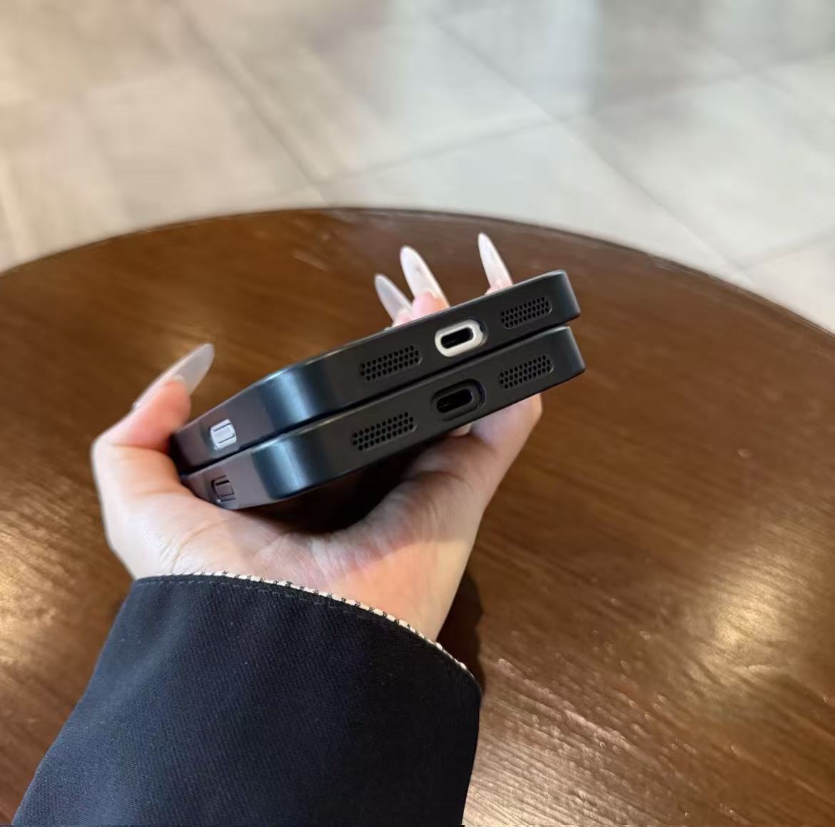 スマホケース 高級感大きな窓付きスマホケース ダブルV 耐衝撃・防振性能に優れ、高級感あふれるスマホケースで、iPhone12~17 に対応