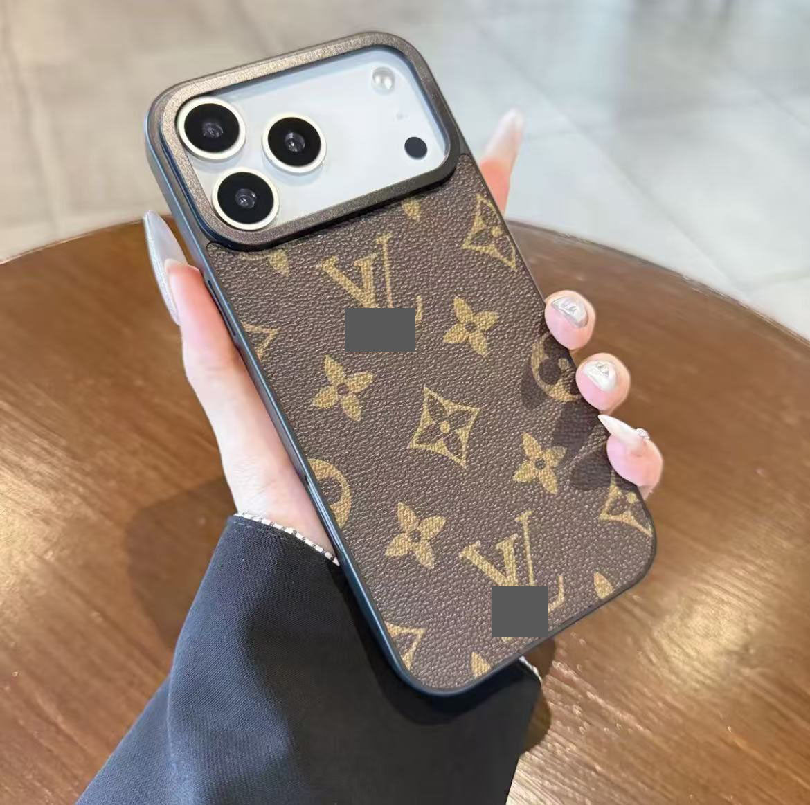 スマホケース 高級感大きな窓付きスマホケース ダブルV 耐衝撃・防振性能に優れ、高級感あふれるスマホケースで、iPhone12~17 に対応