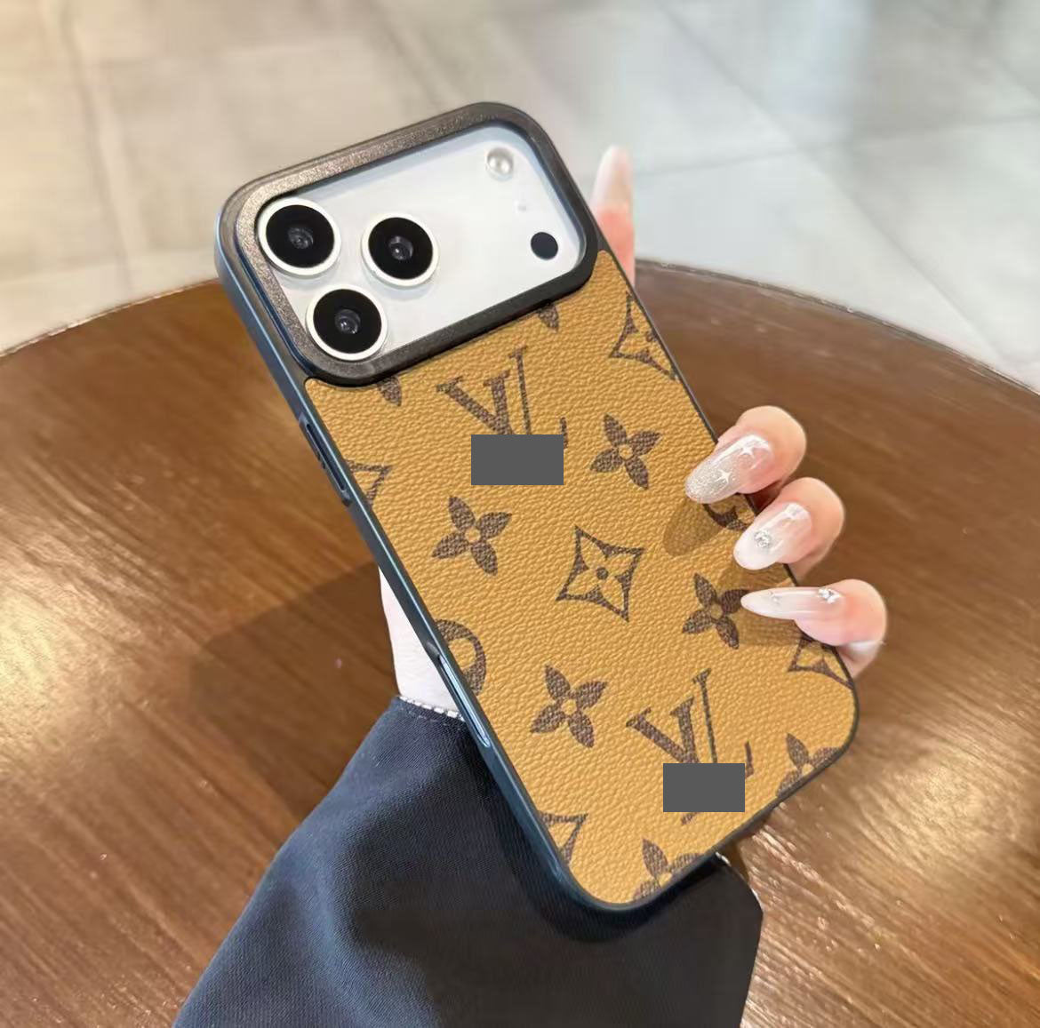 スマホケース 高級感大きな窓付きスマホケース ダブルV 耐衝撃・防振性能に優れ、高級感あふれるスマホケースで、iPhone12~17 に対応