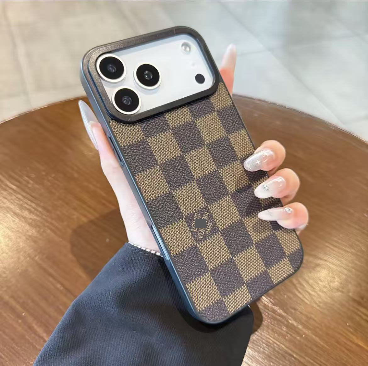 スマホケース 高級感大きな窓付きスマホケース ダブルV 耐衝撃・防振性能に優れ、高級感あふれるスマホケースで、iPhone12~17 に対応