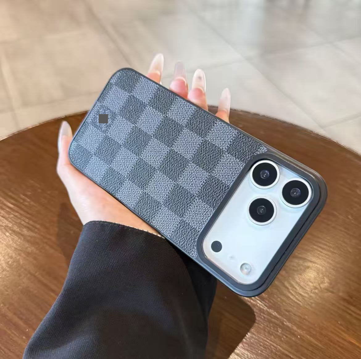 スマホケース 高級感大きな窓付きスマホケース ダブルV 耐衝撃・防振性能に優れ、高級感あふれるスマホケースで、iPhone12~17 に対応