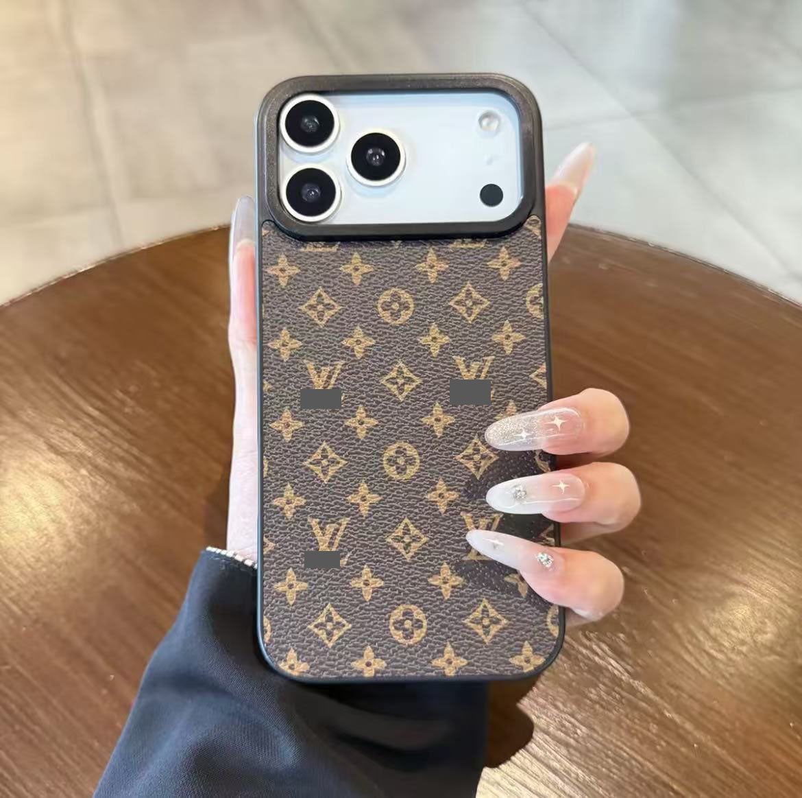 スマホケース 高級感大きな窓付きスマホケース ダブルV 耐衝撃・防振性能に優れ、高級感あふれるスマホケースで、iPhone12~17 に対応