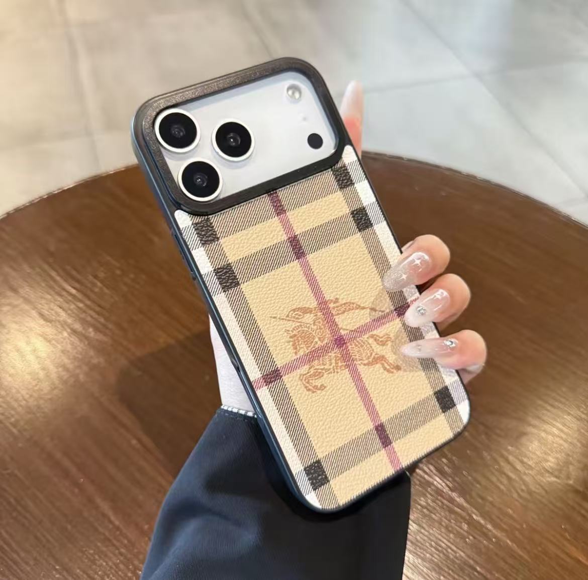 スマホケース 高級感大きな窓付きスマホケース ダブルV 耐衝撃・防振性能に優れ、高級感あふれるスマホケースで、iPhone12~17 に対応