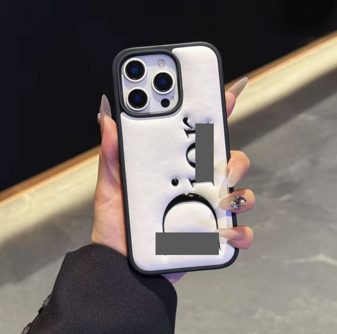 スマホケース    高級感大ロゴ付き スマホケース  ダブルDI**  耐衝撃・防振性能に優れ、高級感あふれるスマホケースで、iPhone14-17 に対応