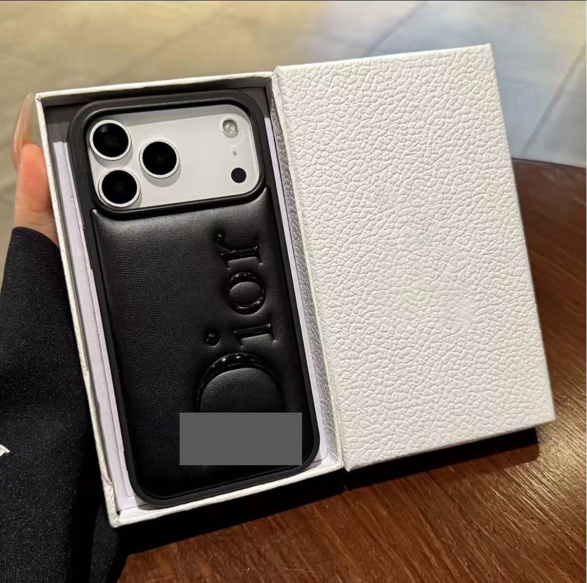 スマホケース    高級感大ロゴ付き スマホケース  ダブルDI**  耐衝撃・防振性能に優れ、高級感あふれるスマホケースで、iPhone14-17 に対応