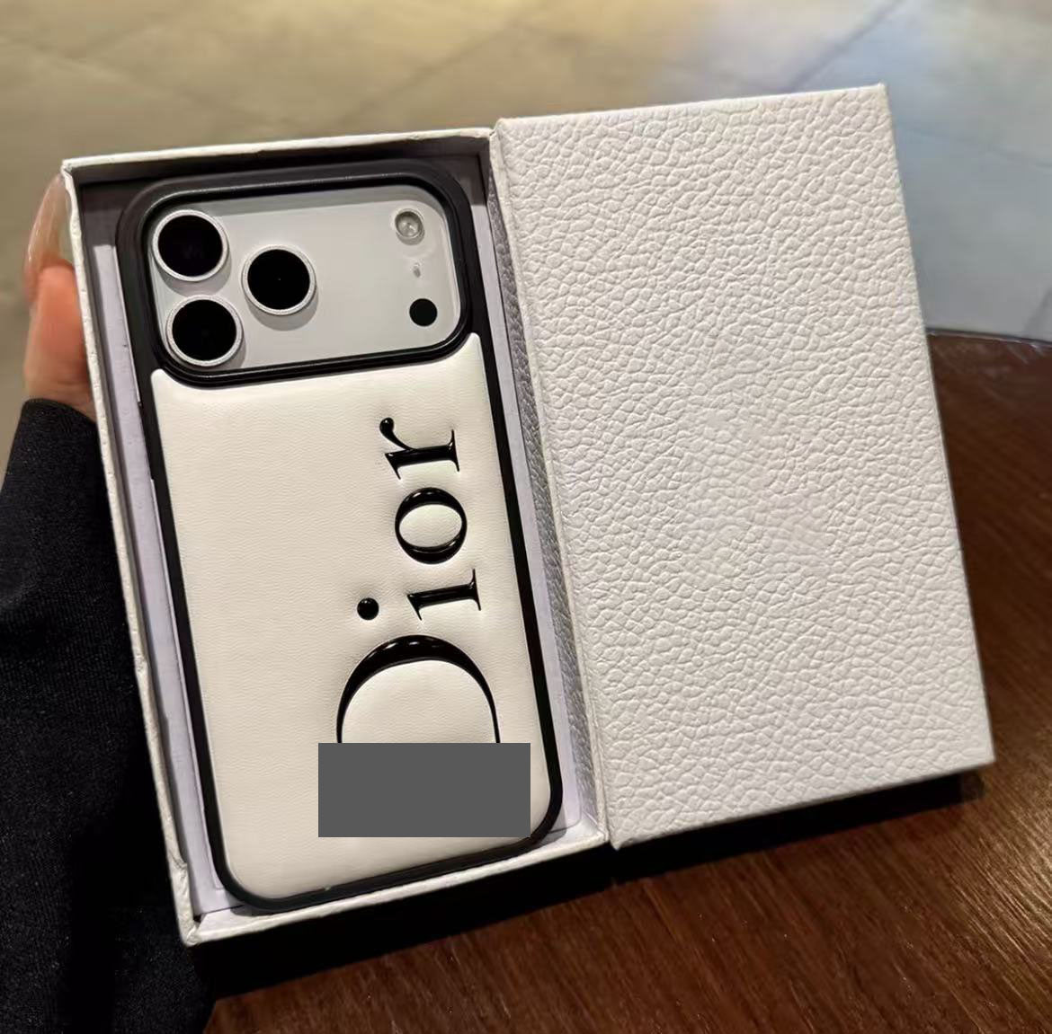 スマホケース    高級感大ロゴ付き スマホケース  ダブルDI**  耐衝撃・防振性能に優れ、高級感あふれるスマホケースで、iPhone14-17 に対応