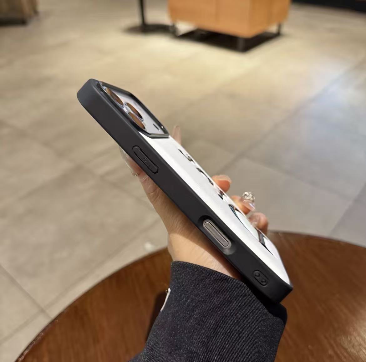 スマホケース    高級感大ロゴ付き スマホケース  ダブルDI**  耐衝撃・防振性能に優れ、高級感あふれるスマホケースで、iPhone14-17 に対応