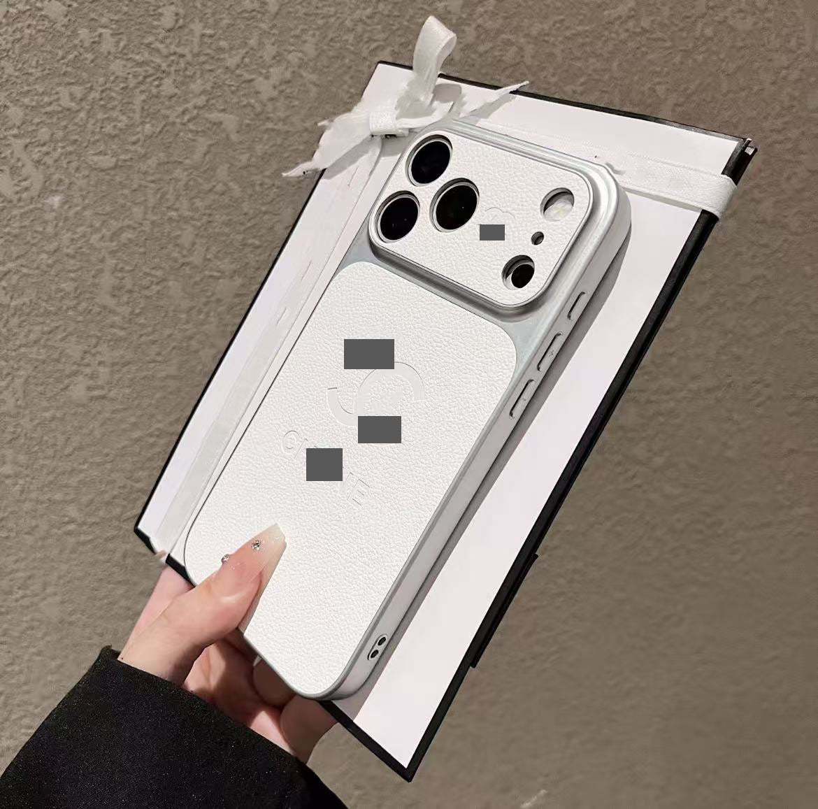 #32スマホケース    耐衝撃・防振性能に優れ、高級感あふれるスマホケースで、iPhone14-17 に対応