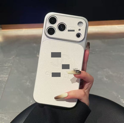 #32スマホケース    耐衝撃・防振性能に優れ、高級感あふれるスマホケースで、iPhone14-17 に対応