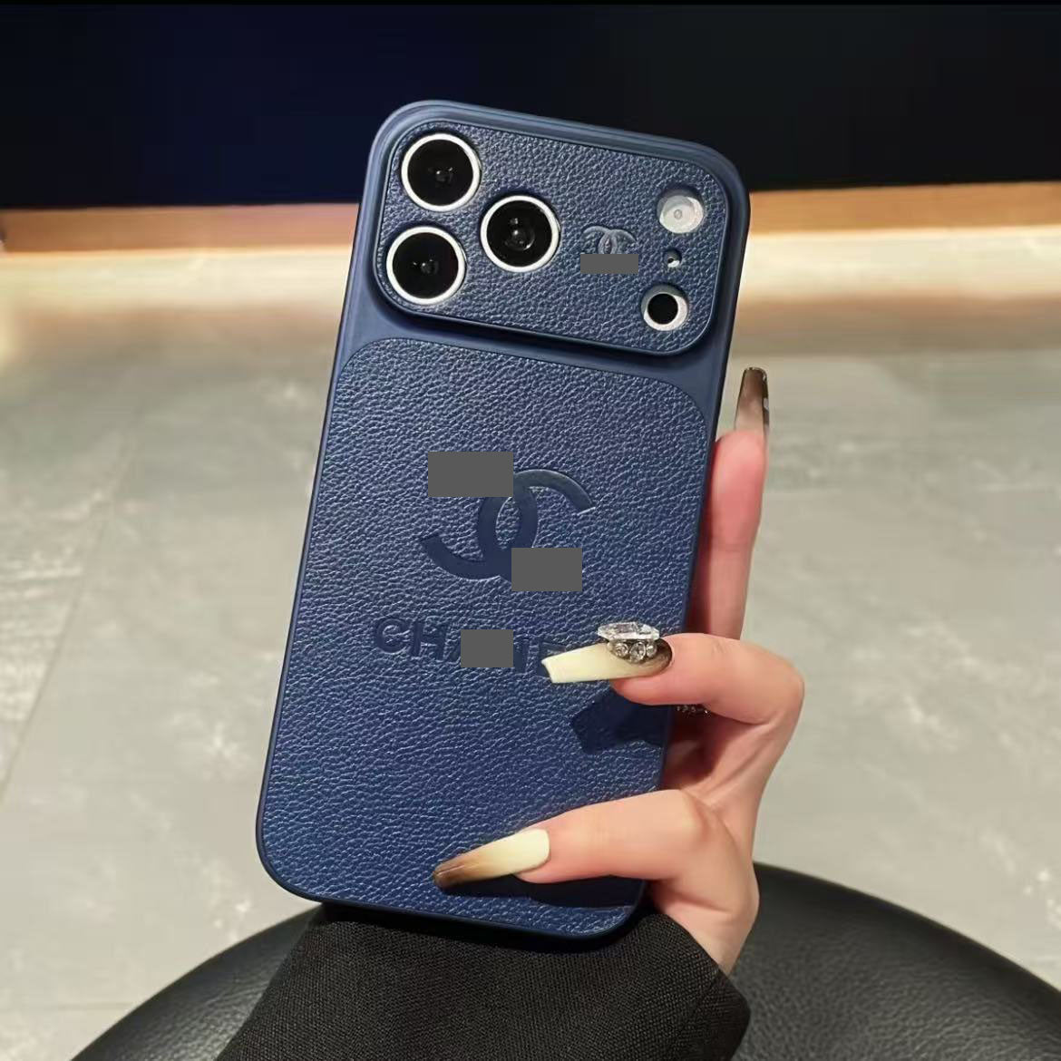 #32スマホケース    耐衝撃・防振性能に優れ、高級感あふれるスマホケースで、iPhone14-17 に対応