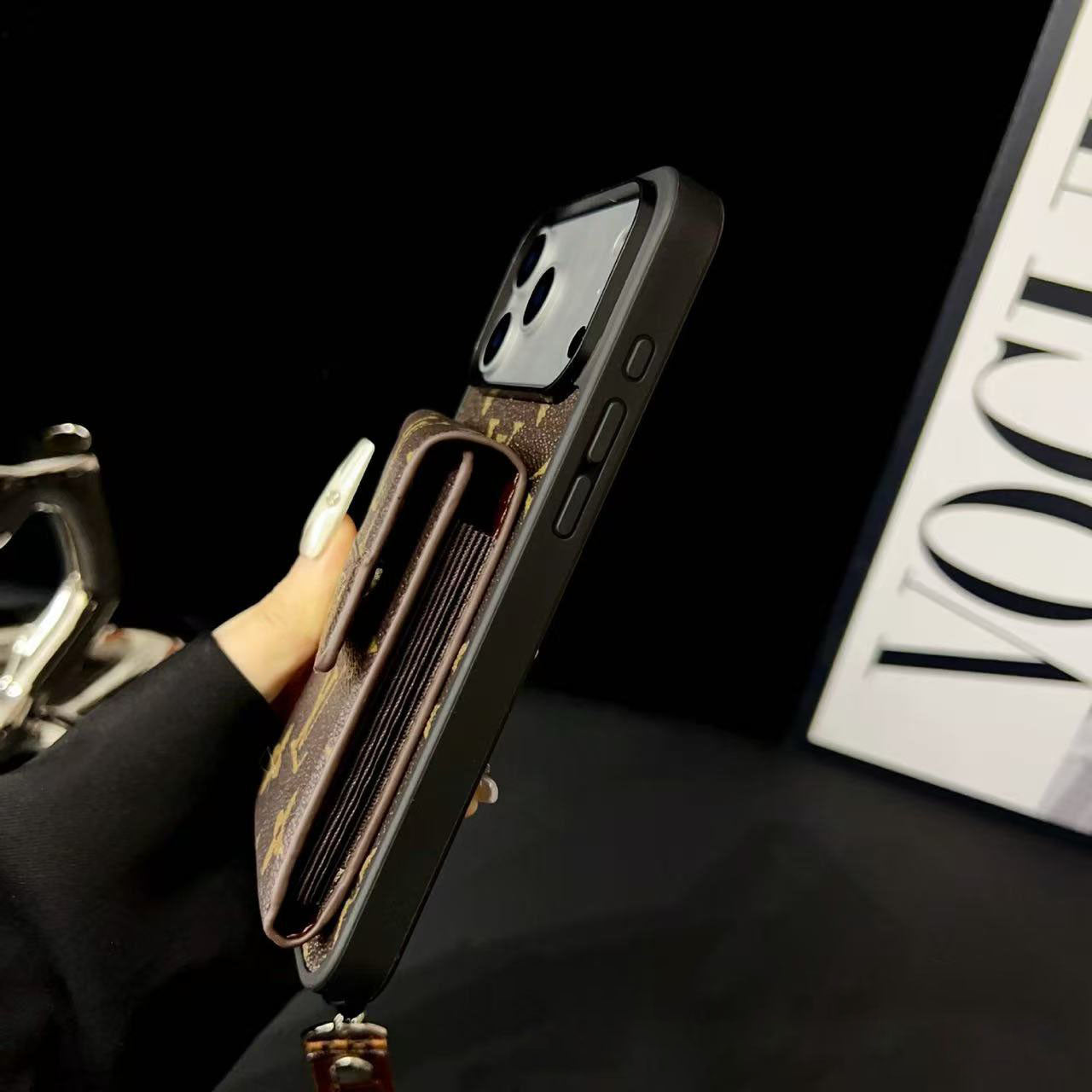 #305  スマホケース   カード入れ付きスマホケース    耐衝撃・防振性能に優れ、iPhone に対応