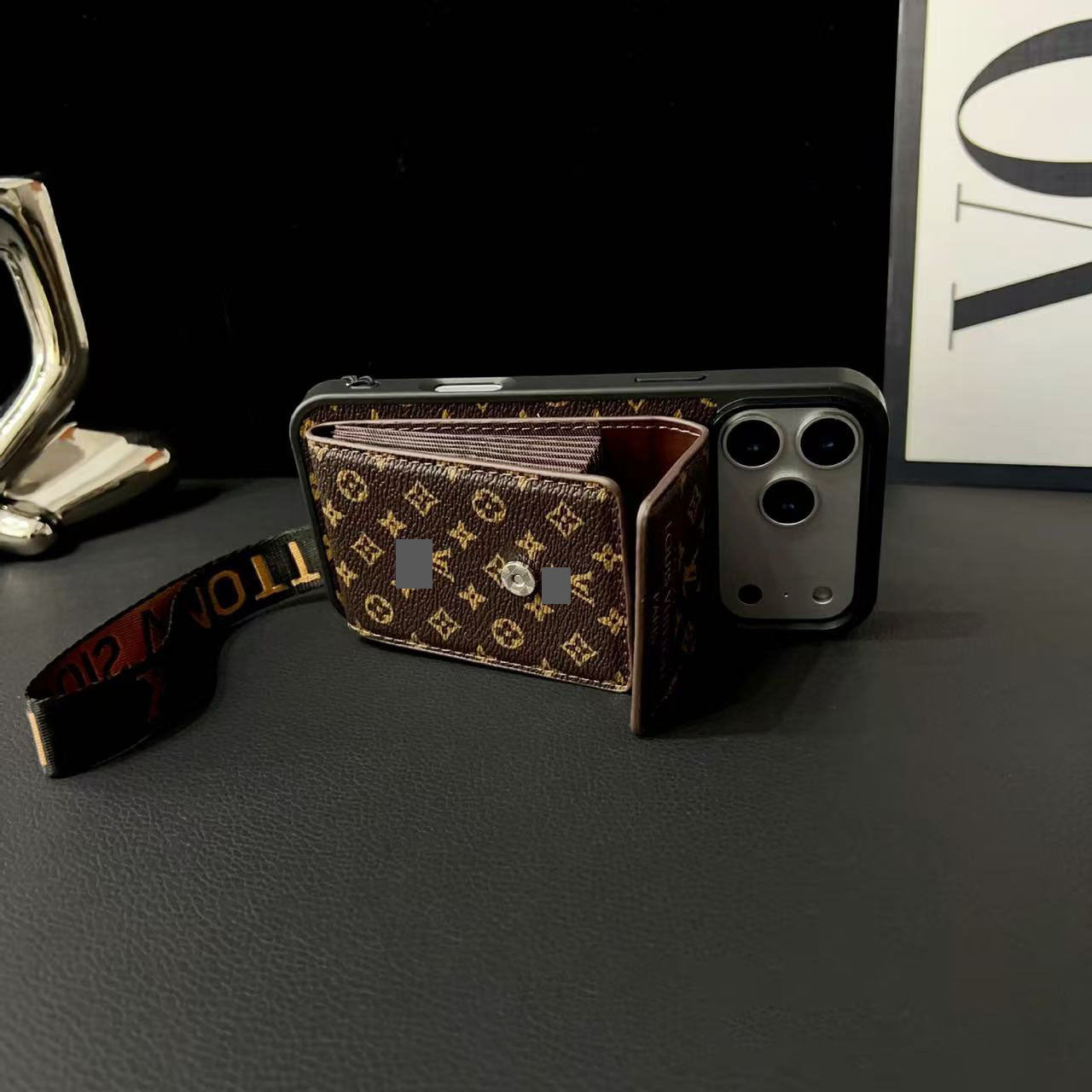 #305  スマホケース   カード入れ付きスマホケース    耐衝撃・防振性能に優れ、iPhone に対応