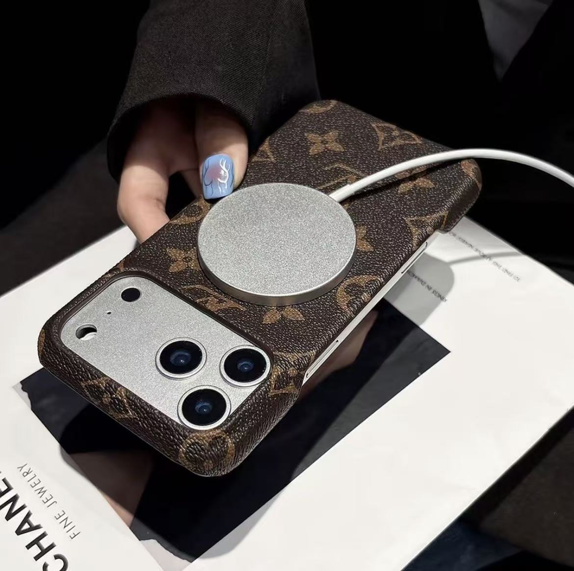#M01  スマホケース   マグネットスタンド付き ハーフカバースマホケース  iPhone に対応