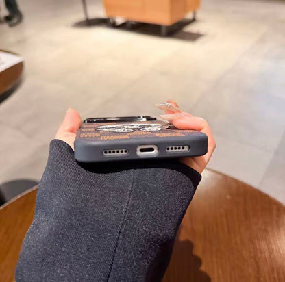 スマホケース    高級感刺繍スマホケース  ダブルV  耐衝撃・防振性能に優れ、高級感あふれるスマホケースで、iPhone14-17 に対応