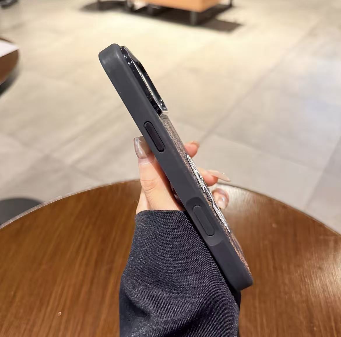 スマホケース    高級感刺繍スマホケース  ダブルV  耐衝撃・防振性能に優れ、高級感あふれるスマホケースで、iPhone14-17 に対応