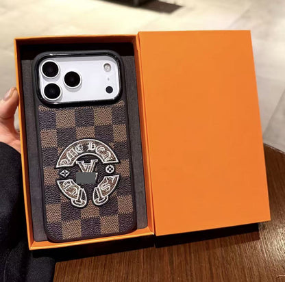 スマホケース    高級感刺繍スマホケース  ダブルV  耐衝撃・防振性能に優れ、高級感あふれるスマホケースで、iPhone14-17 に対応