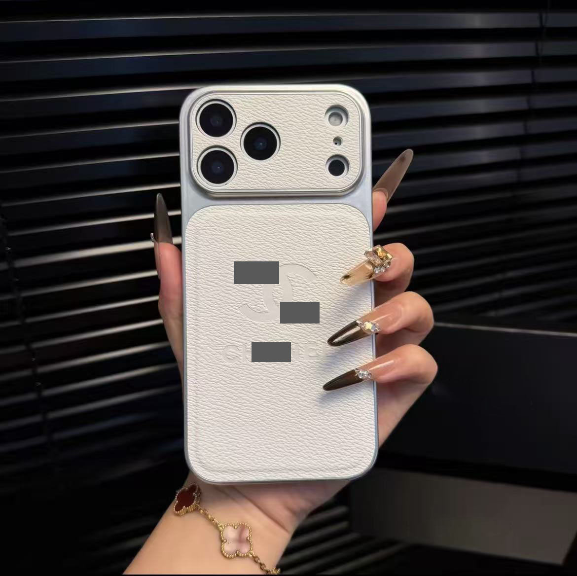 #28  スマホケース  高級感  耐衝撃・防振性能に優れ、iPhone13~17 に対応