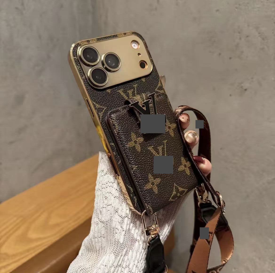#411  スマホケース    高級感メッキ加工  カード入れ付き ストラップ付き   耐衝撃・防振性能に優れ、iPhone に対応