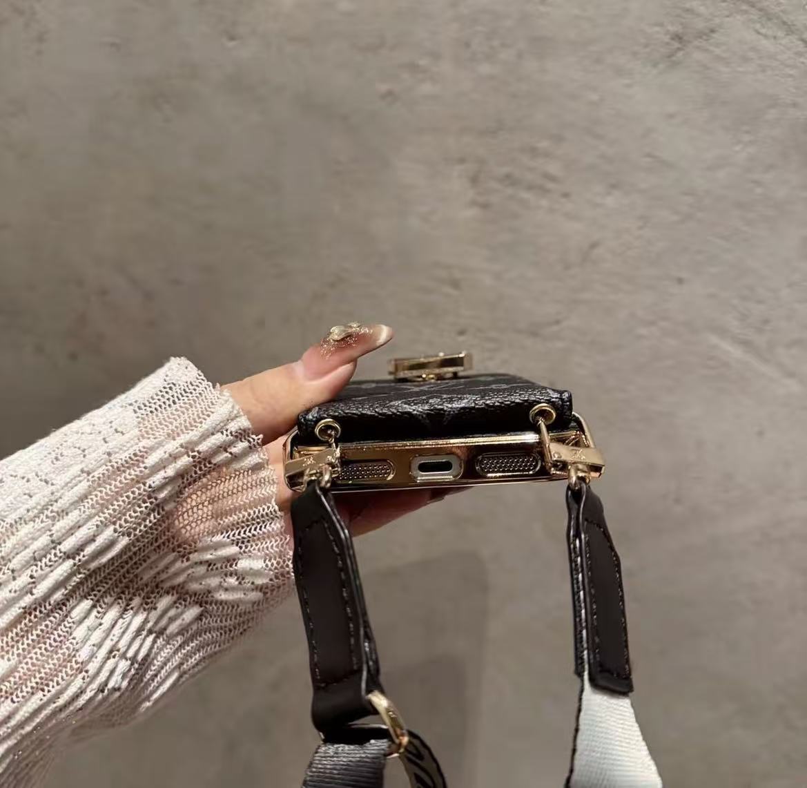 #411  スマホケース    高級感メッキ加工  カード入れ付き ストラップ付き   耐衝撃・防振性能に優れ、iPhone に対応