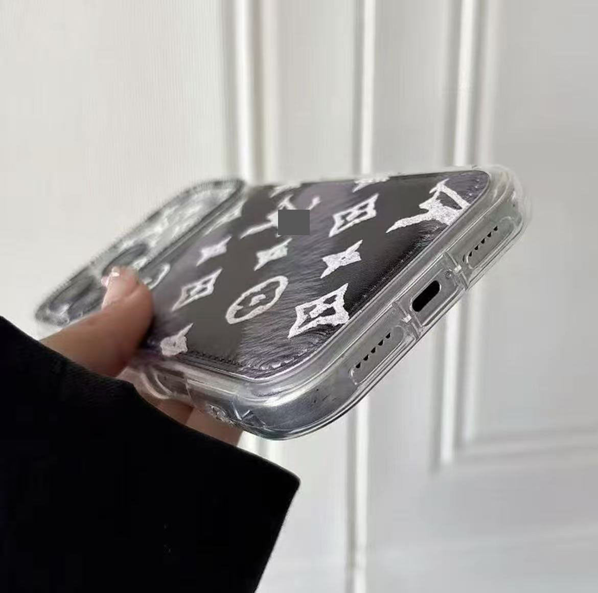 #117 スマホケース  高級感アクリルスマホケース    耐衝撃・防振性能に優れ、高級感あふれるスマホケースで、iPhone14-17 に対応