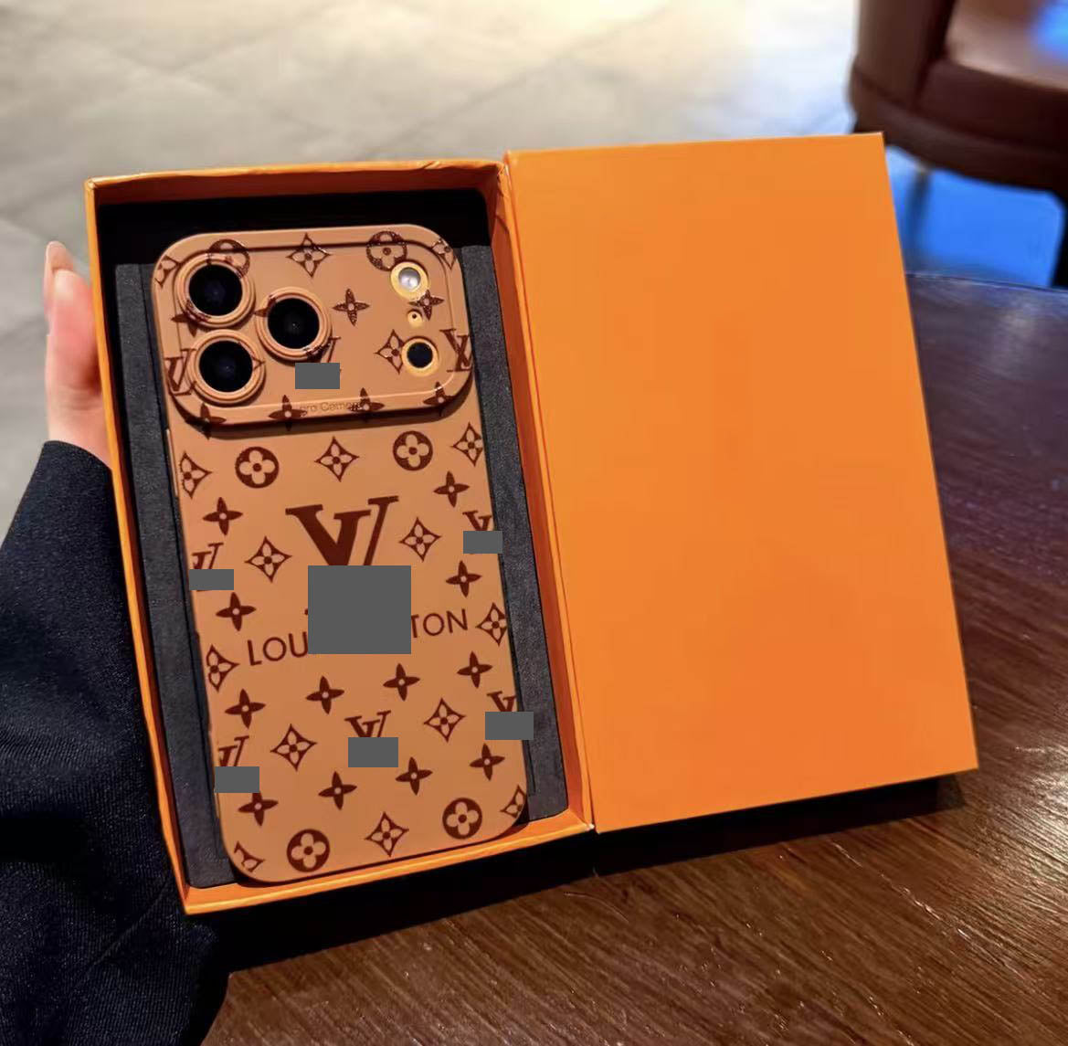 #01 スマホケース  耐衝撃・防振性能に優れ、iPhone12~18 に対応