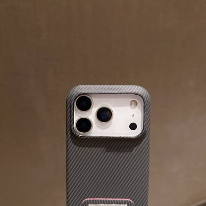 #65  スマホケース   カーボン調  耐衝撃・防振性能に優れ、iPhone13-17 に対応