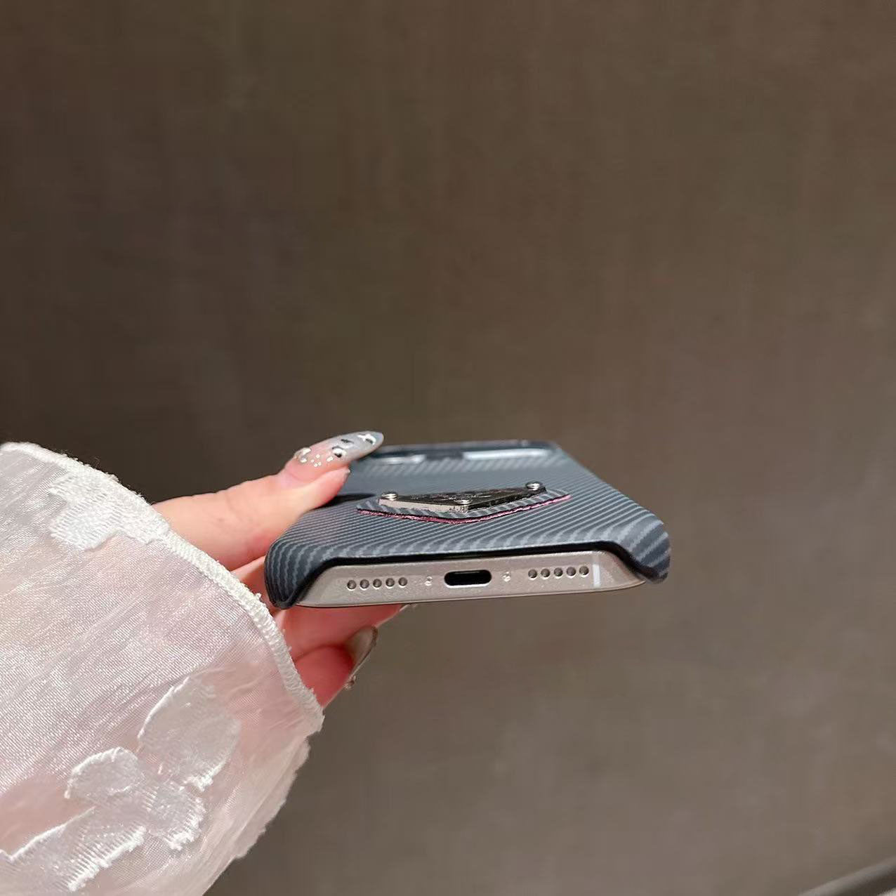 #65  スマホケース   カーボン調  耐衝撃・防振性能に優れ、iPhone13-17 に対応